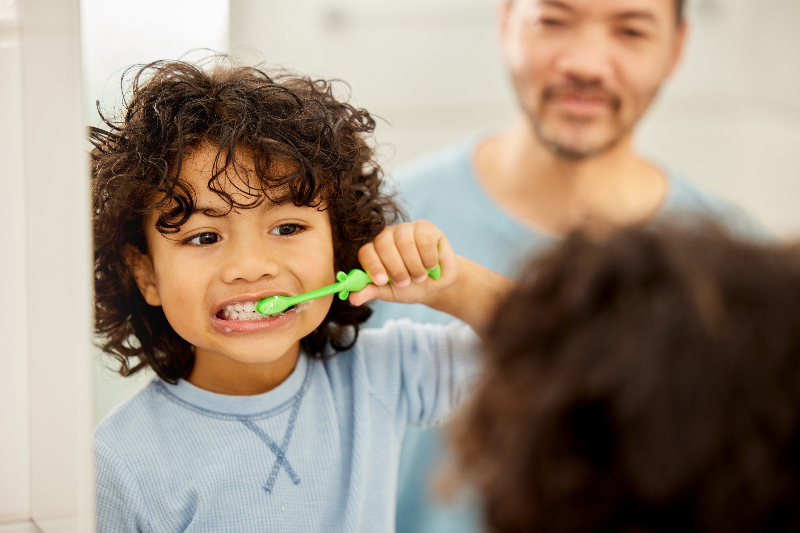 Child brushes teeth with Happie®