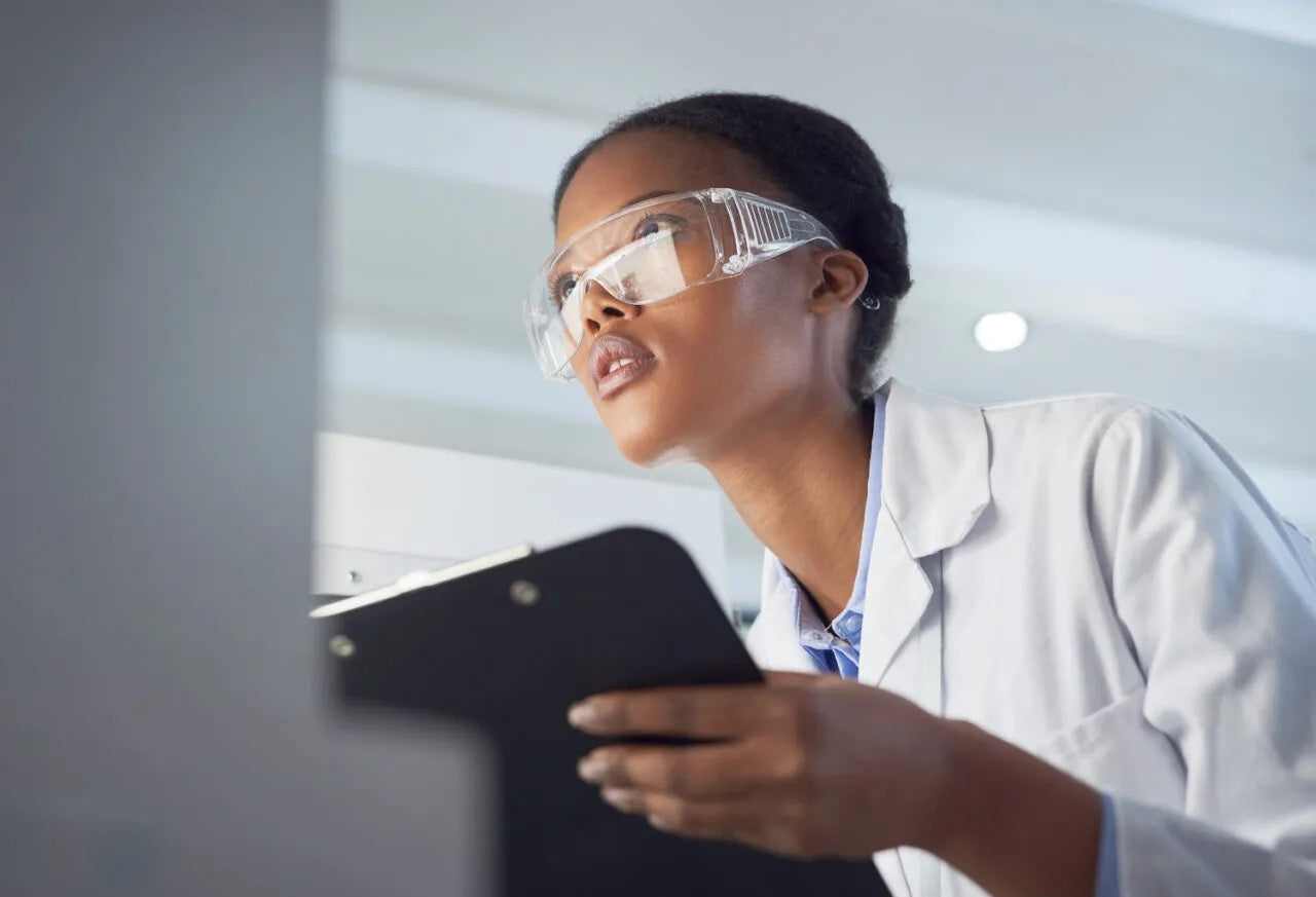 Onderzoeker in een laboratorium beoordeelt de productontwikkeling
